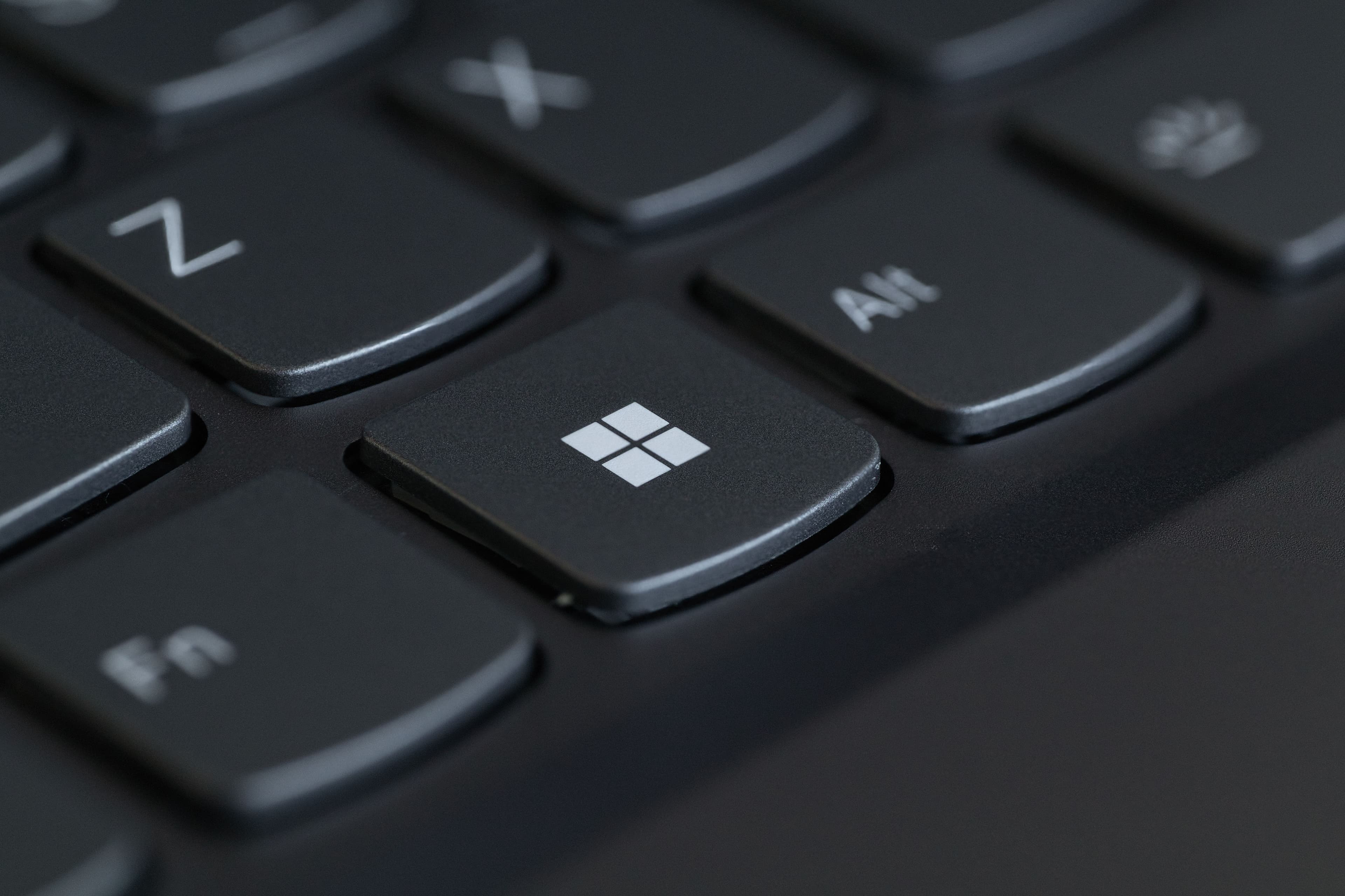 O Erro do Teclado: Por que Digitar do Jeito Errado Está Acumulando Estresse no seu Cérebro