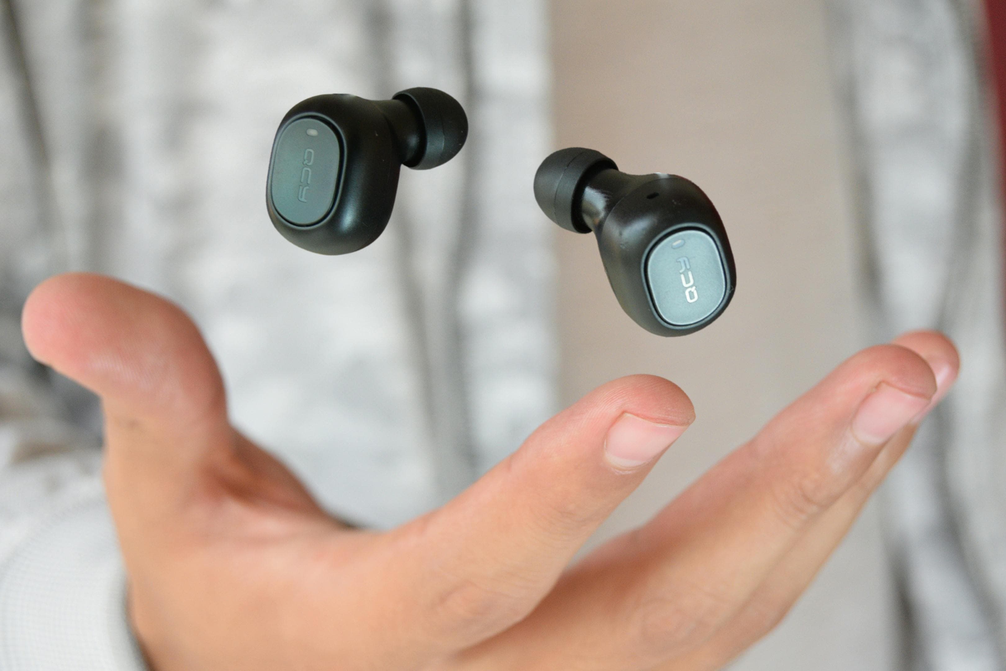Por que um Lado do Fone Bluetooth Descarrega Mais Rápido? O Segredo que as Marcas Não Contam