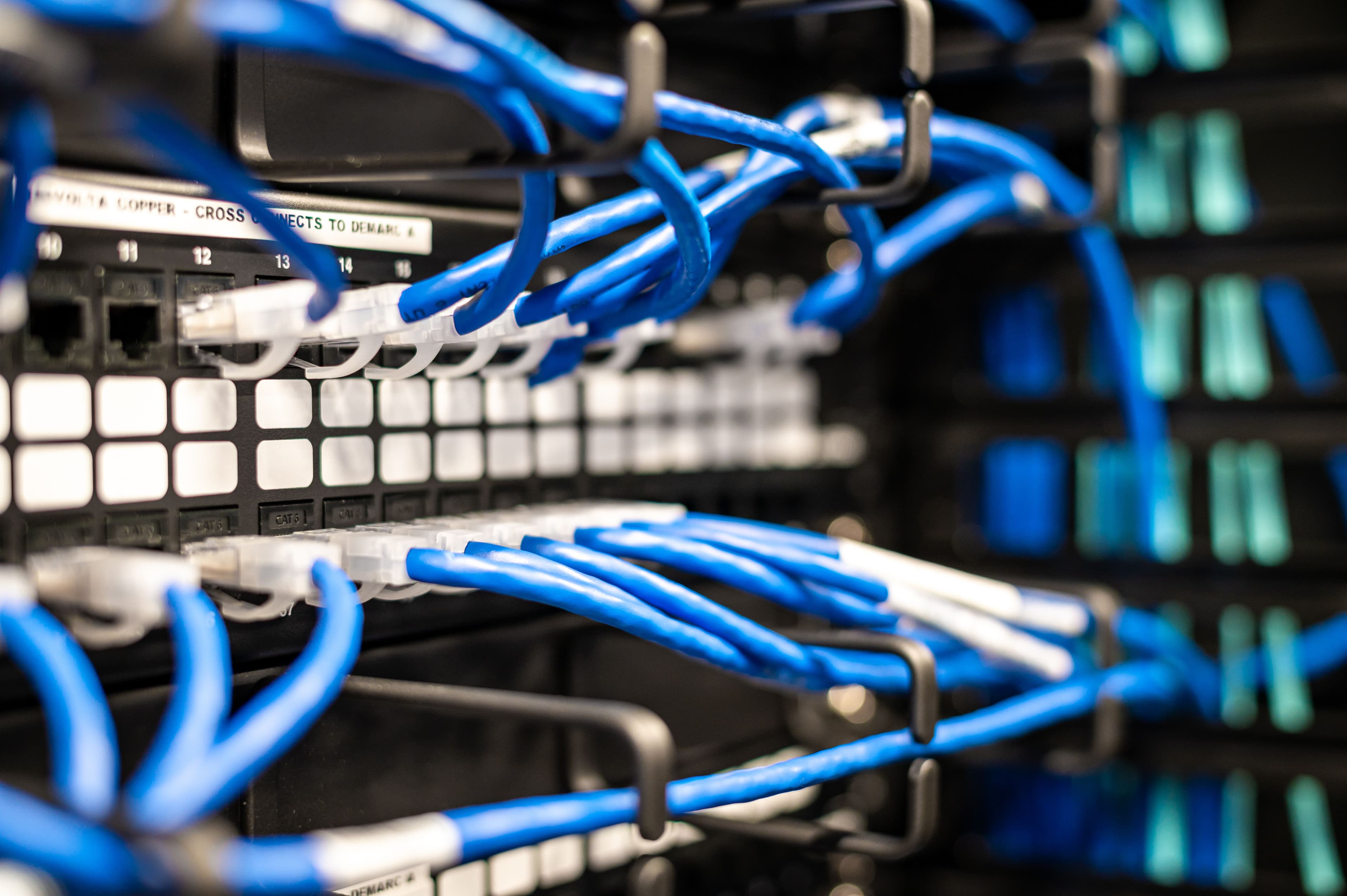 O Segredo do Wi-Fi Lento: Por que o Cabo de Rede Antigo Está Engasgando a sua Internet