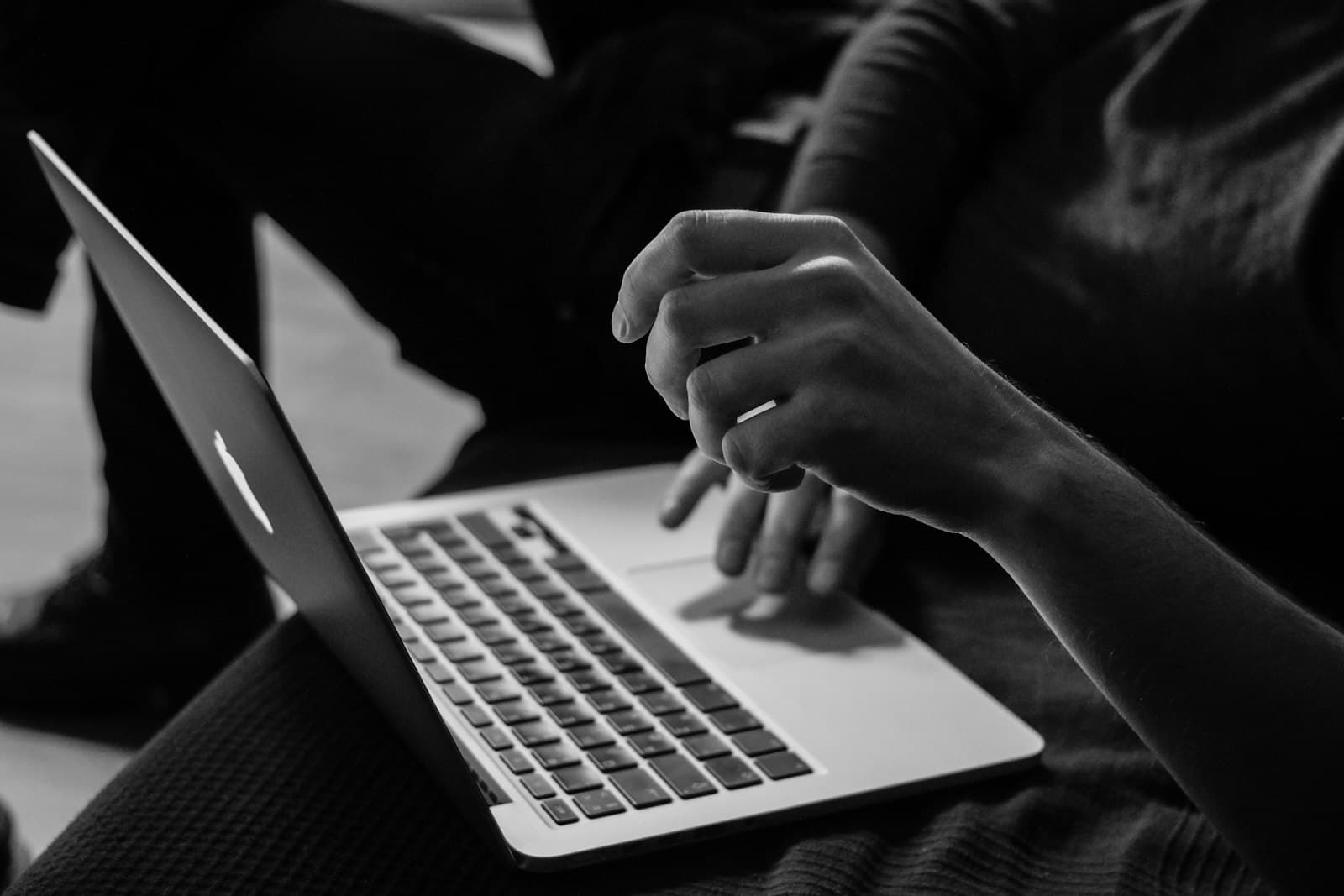 Deixar o notebook sempre na tomada vicia a bateria? Descubra a verdade