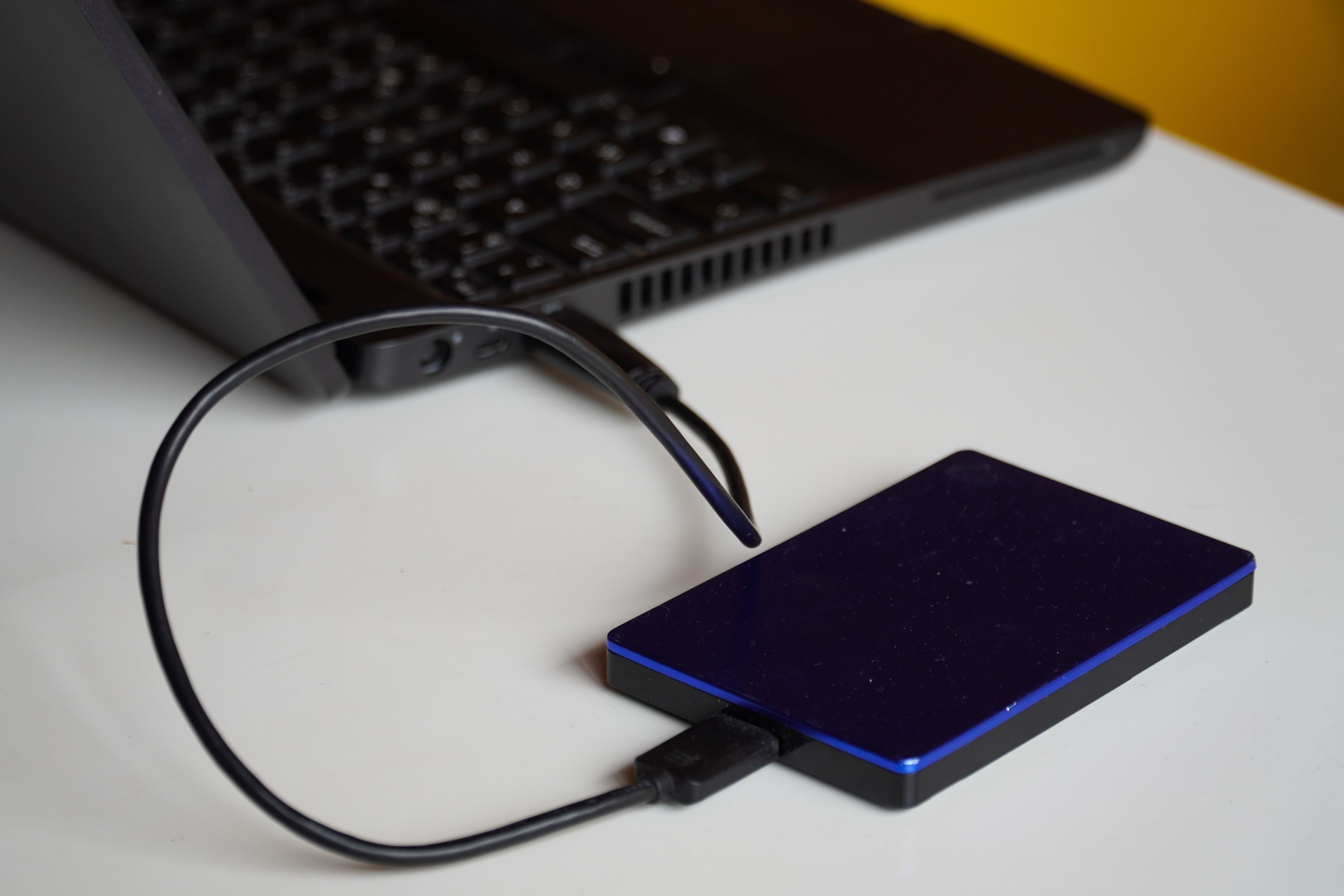 O Erro do Carregamento: Por que Usar o USB do Computador para Carregar o Celular Está Destruindo Sua Produtividade