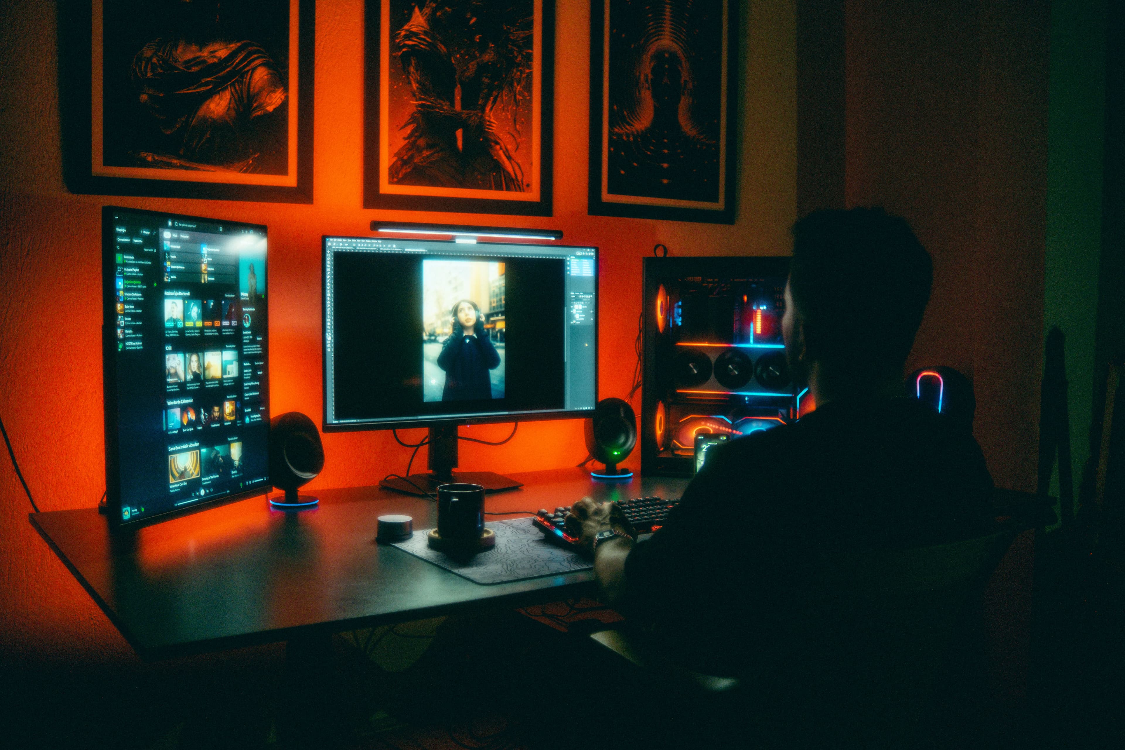 O Erro Ocular: Por que Trabalhar no Escuro com o Monitor Brilhante está Destruindo seu Foco (e Como Resolver com R$ 50)